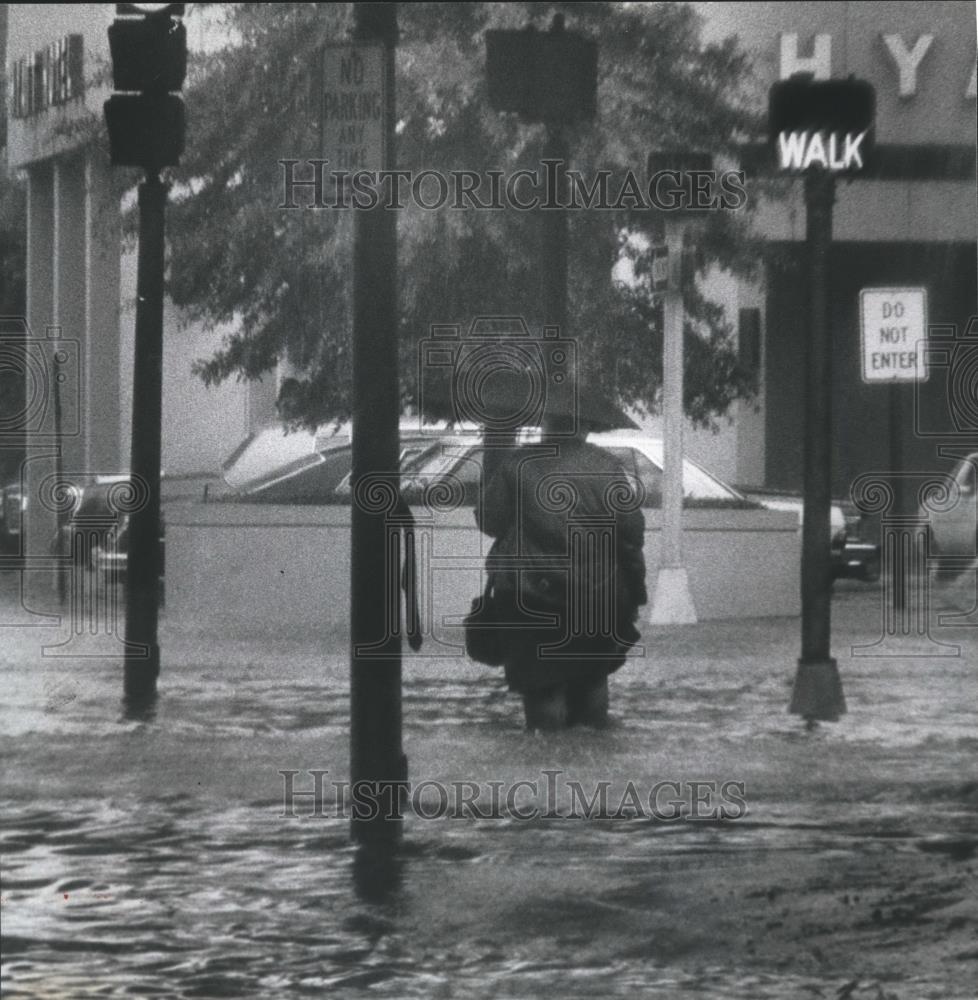 1982 Press Photo Pedestrian wades through water at Flooded Intersection, Alabama - Historic Images