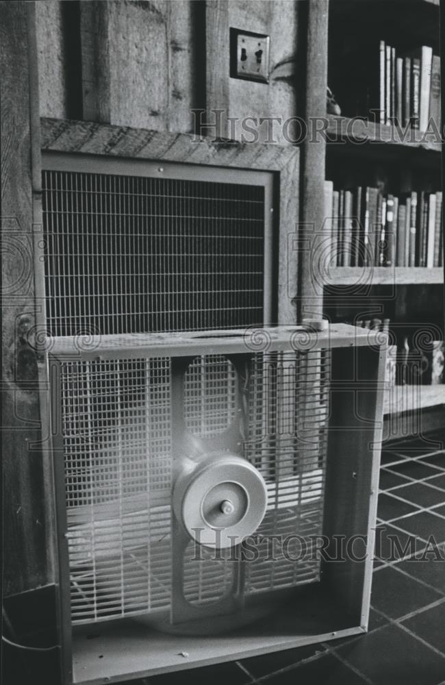 1980 Press Photo Fan helps to circulates cool air from air conditioner, Alabama - Historic Images