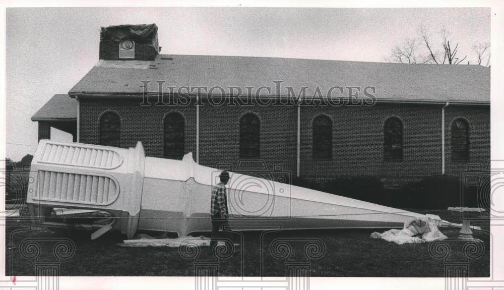 1990 Press Photo Denny Johnston walks by fallen steeple at Methodist Church - Historic Images