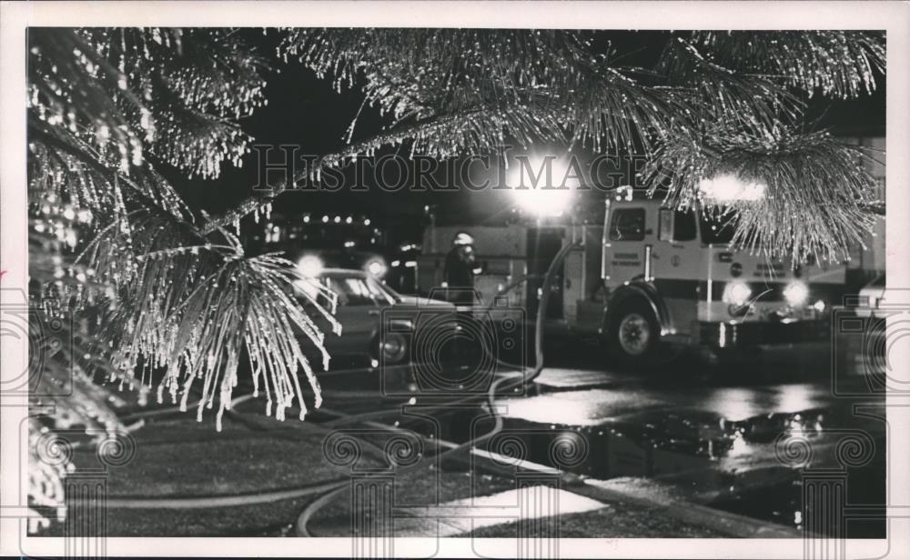 1988 Press Photo Fire truck at night with Icicles on Trees in January, Weather - Historic Images