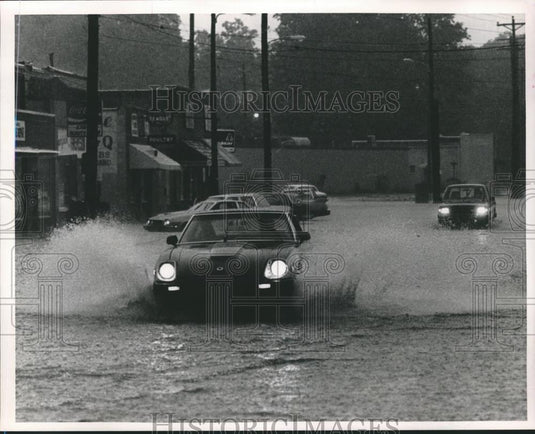 1988 Press Photo Motorists in Flooding at Gary Avenue in Fairfield, Alabama - Historic Images