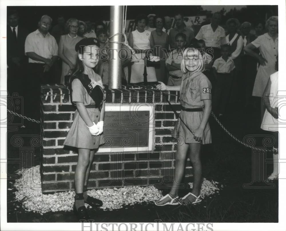 Press Photo Lee Wallace, Daughter of Alabama Governor George Wallace, On Right - Historic Images