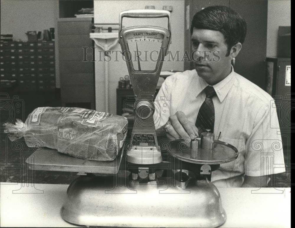 1979 Press Photo Man Weighs Bread on Weights and Measures Scale, Alabama - Historic Images