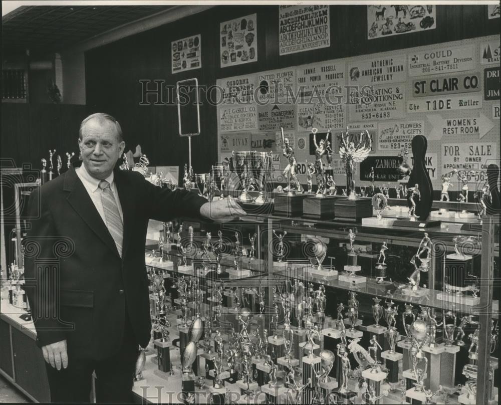 1983 Press Photo Bob Hall, at his trophy business, Woodlawn, Alabama - abna17885 - Historic Images