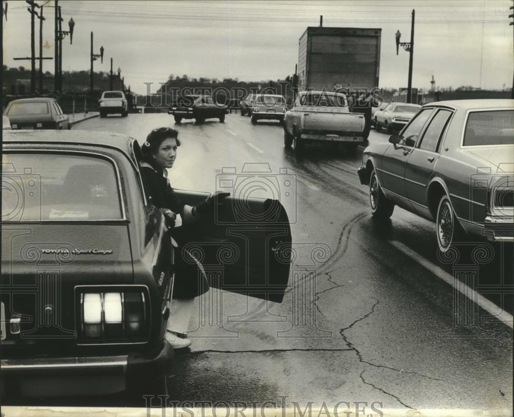 1981 Press Photo Alabama Motorist Sharon Joiner Attempts to Drive on Icy Roads - Historic Images