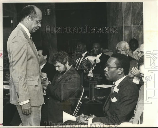 1991 Press Photo Mayor Richard Arrington Walks through Crowd - abna18002 - Historic Images