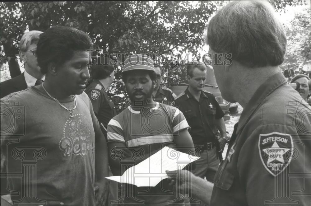 1982 Press Photo Deputy Bill Carter serves warrant on Ed Williams - abna18733 - Historic Images