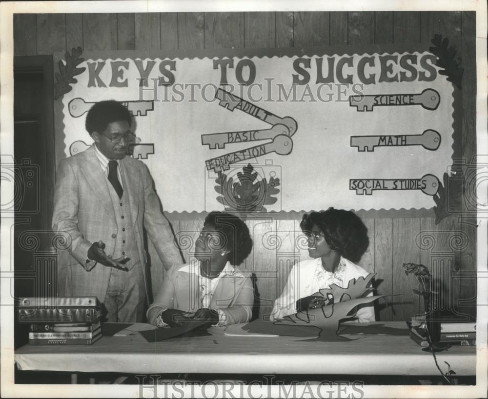 1978 Press Photo John Windsor, Miss Houston, Mrs. Blocker prep for an event - Historic Images