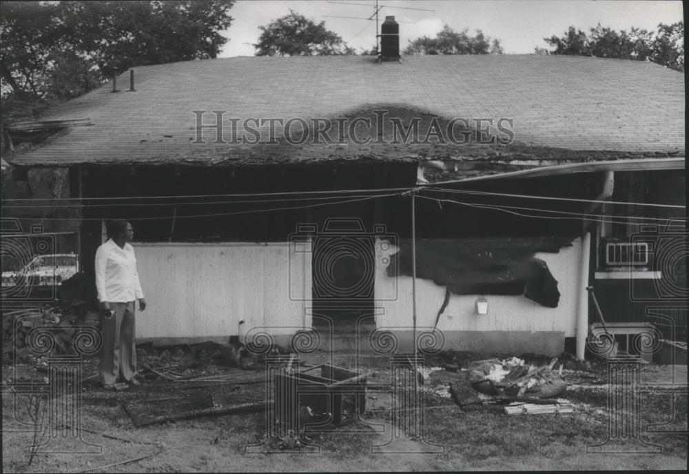 1976 Press Photo Mary Jo Wright stands next to her damaged home after disaster - Historic Images