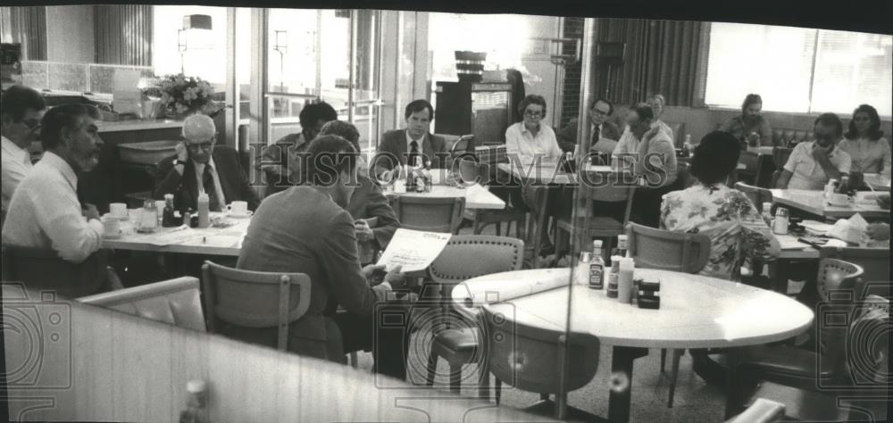 1981 Press Photo Merchants Hear Woodlawn Renovation Plans - abna18899 - Historic Images