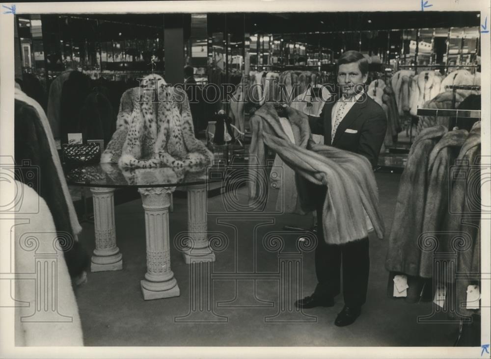 1987 Press Photo Birmingham business executive Richard Yeilding inside store - Historic Images