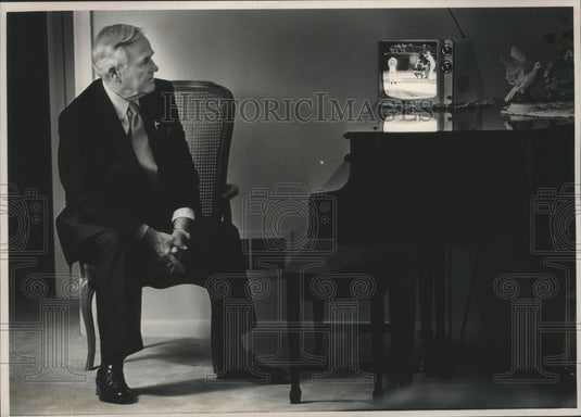 Press Photo Russell Yarbrough watches returns during baseball playoffs, Alabama - Historic Images