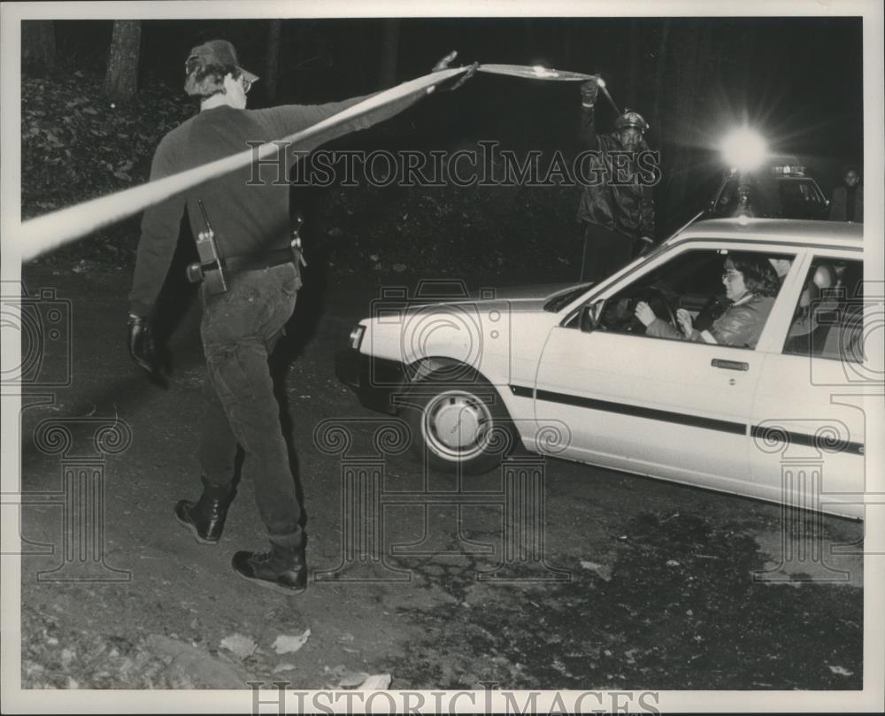 1989 Press Photo Police allow a friend to cross taped crime scene to get dogs - Historic Images