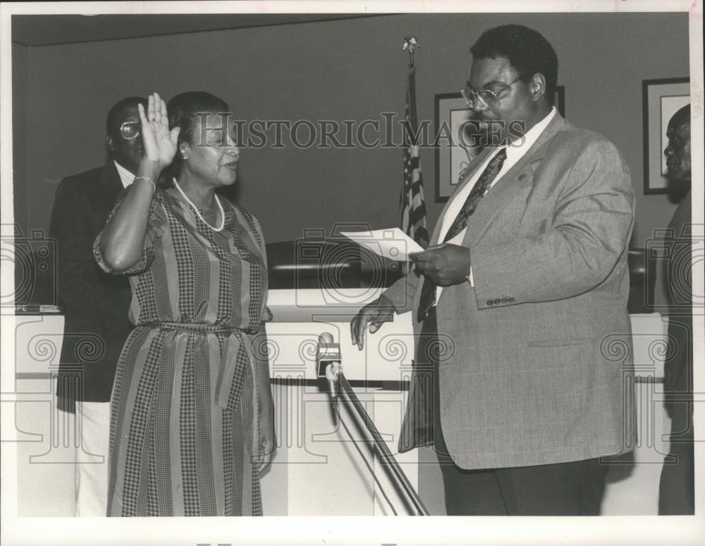 1991 Press Photo Dallas County Tax Collector sworn in by Senator Hank Sanders - Historic Images