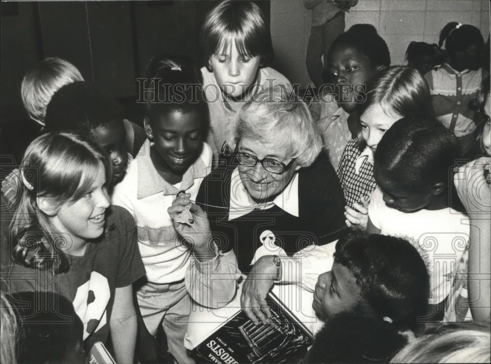 1978 Press Photo Author Kathryn Windham with Davis Middle School students - Historic Images