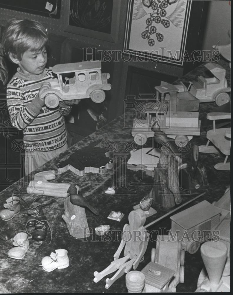 1980 Press Photo Stephen Templin looking at toys at Bessemer Hall of History - Historic Images