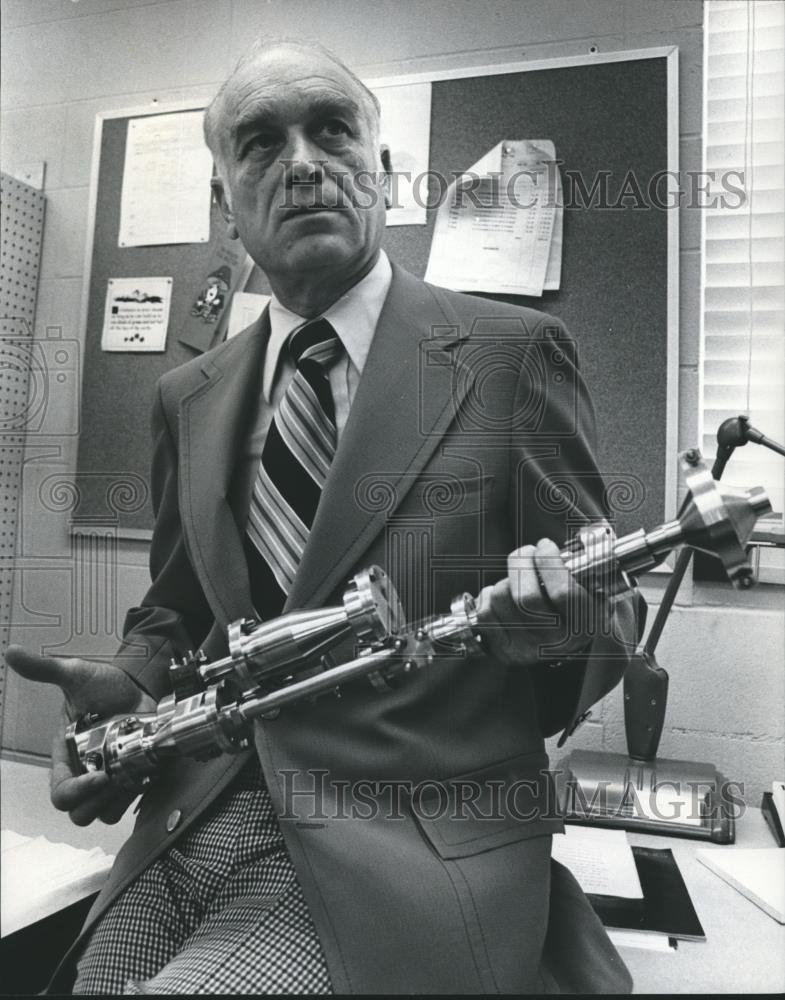 1977 Press Photo Jim Wren Shows Metal Testing Pressure Gauge, Alabama - Historic Images