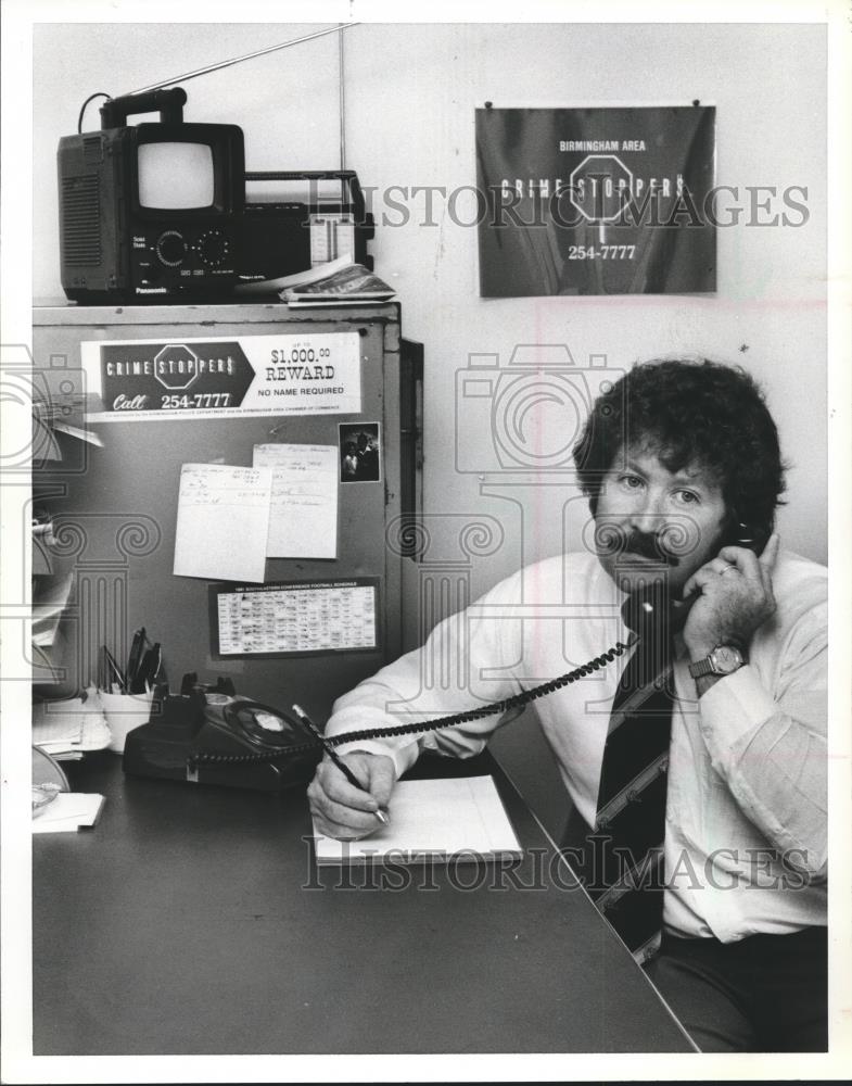 1981 Press Photo Birmingham, Alabama Officer Bobby Zeanah Handles Anonymous Tip - Historic Images