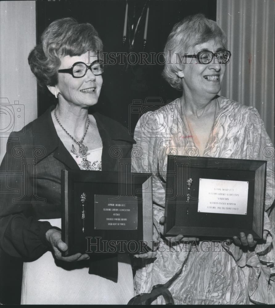 1976 Press Photo Alabama authors, Virginia Brown &amp; Katheryn Windham with awards - Historic Images