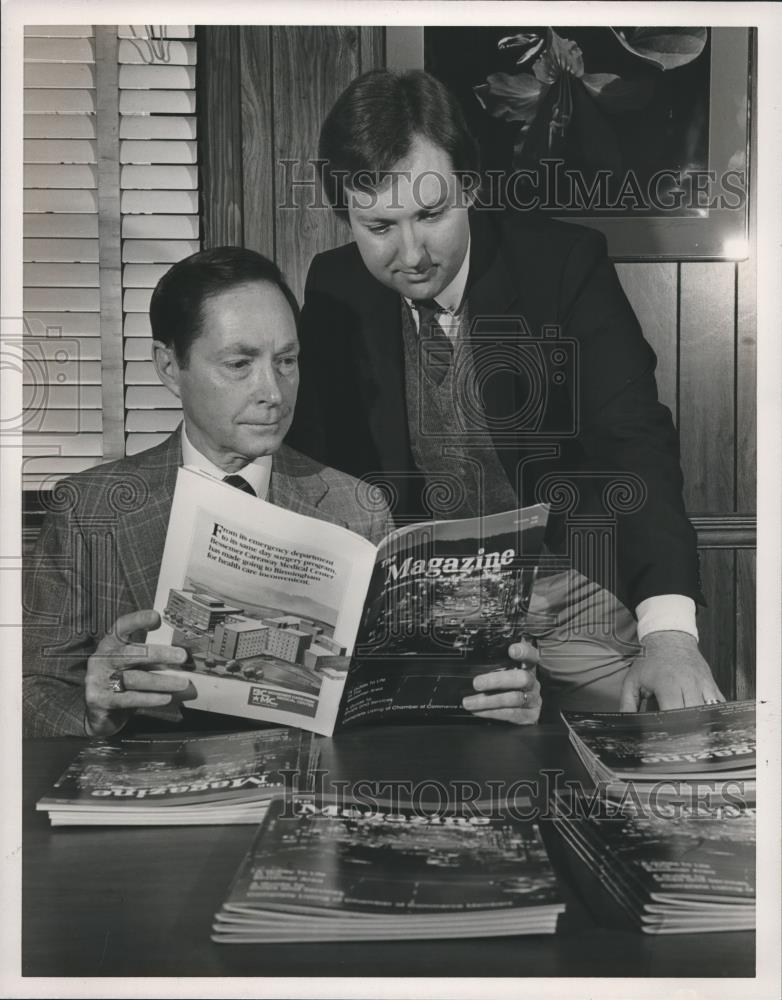 1985 Press Photo Leon Burch, Bruce Patterson Look Over &quot;The Magazine&quot;, Alabama - Historic Images