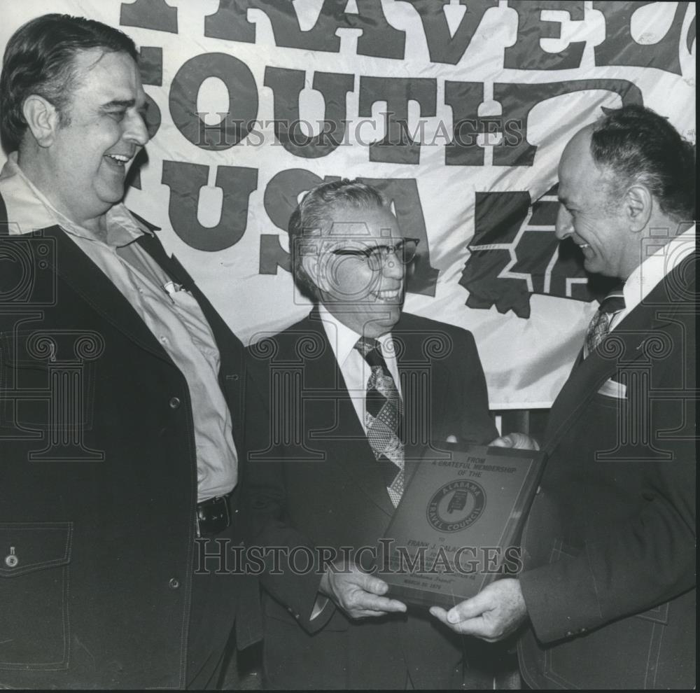 1976 Press Photo Calagaz, gets travel council's award of the year, Alabama - Historic Images