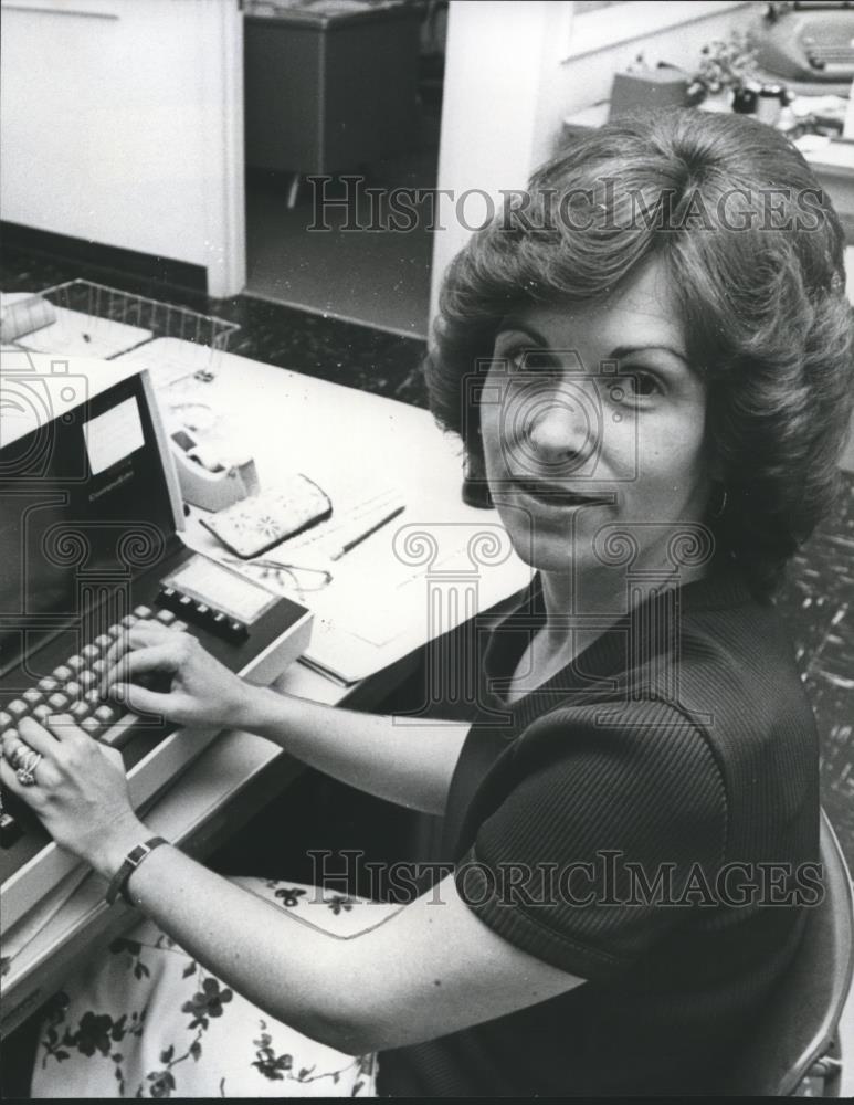 1977 Press Photo Regina Wright, Newspaper reporter - abna19796 - Historic Images