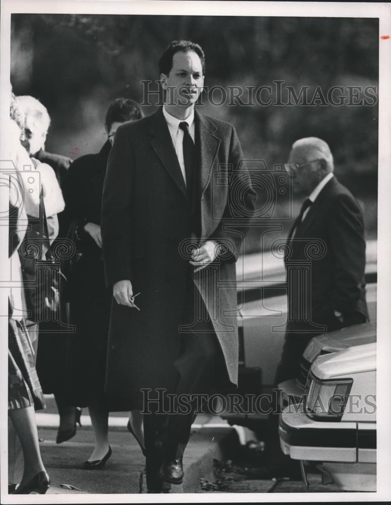 1989 Press Photo Judge, Robert Vance Jr. at fathers funeral - abna19841 - Historic Images