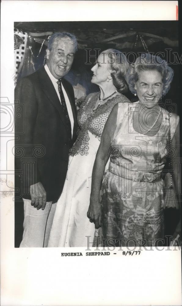 1977 Press Photo Alfred Gwynn Vanderbilt and ladies at garden party - abna19881 - Historic Images