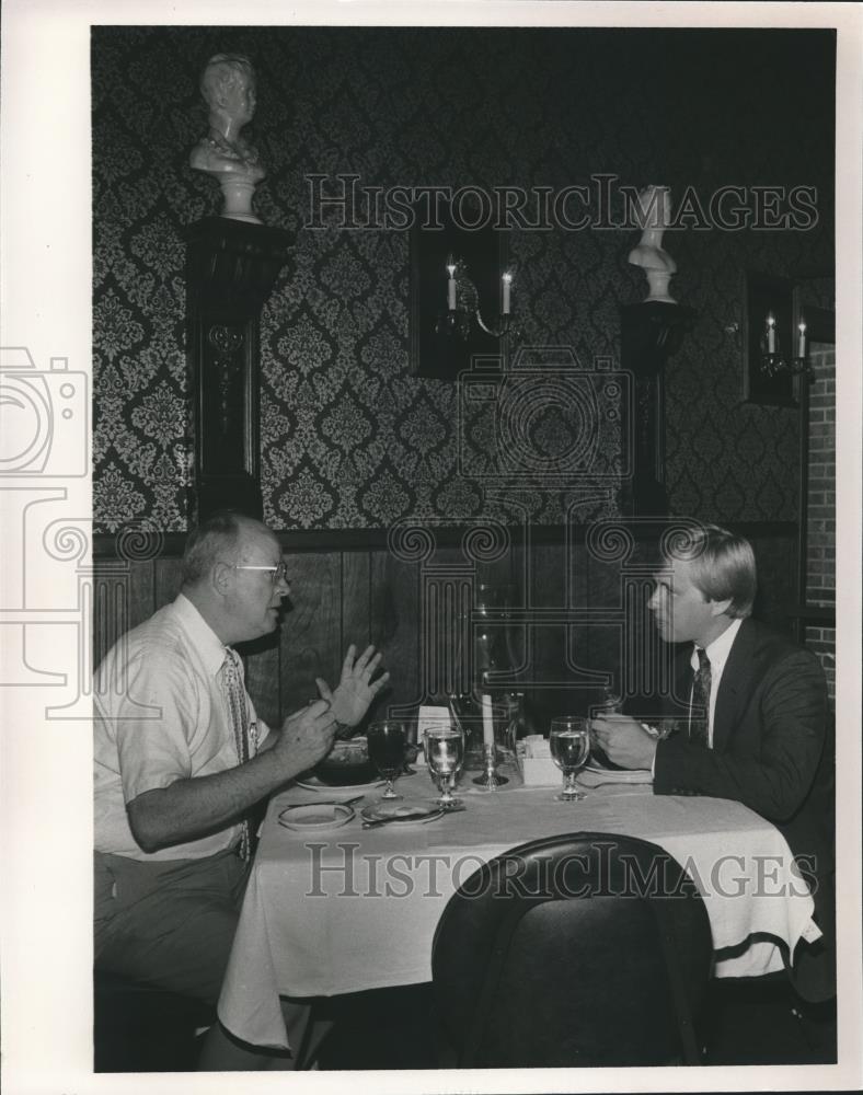 1985 Press Photo Clyde Wilson and Woody Hubbard eat at Down the Street - Historic Images