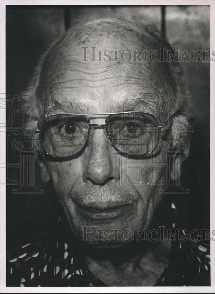 1989 Press Photo Doctor Saunders Walker - abna20038 - Historic Images