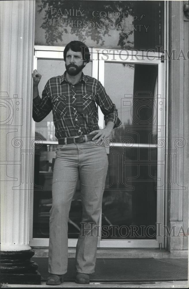 1980 Press Photo Kevin Walsh, in front of Family Court, Jefferson County, Alabam - Historic Images
