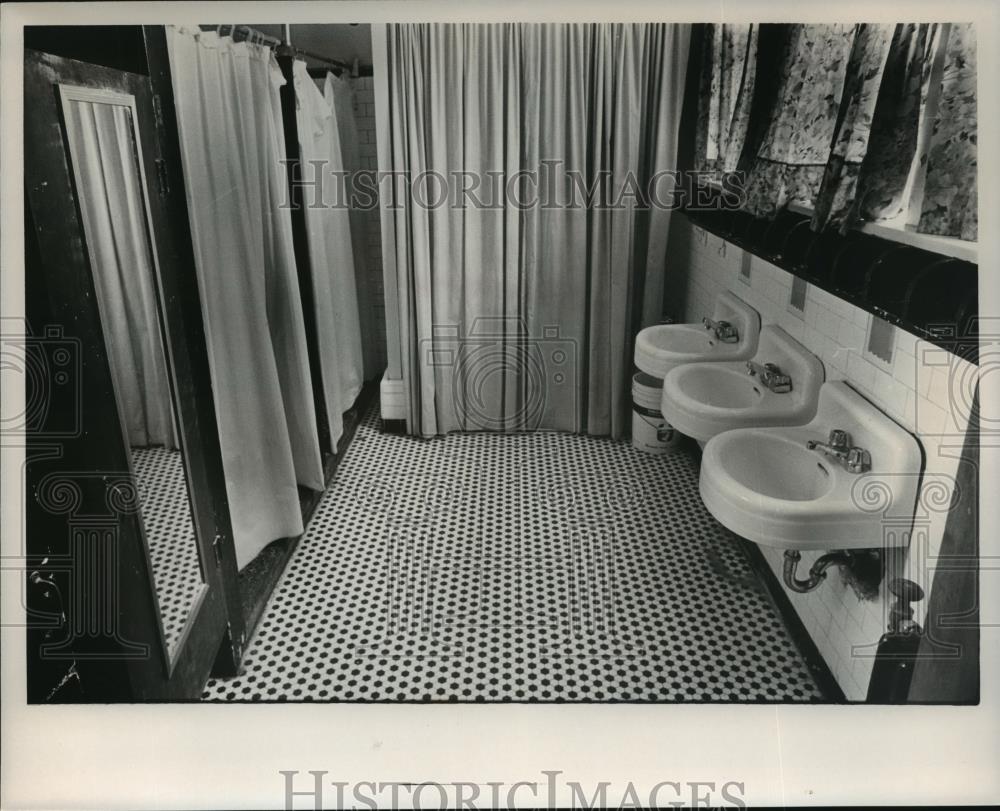 Press Photo Gateway House Bathrooms, Birmingham, Alabama - abna20198 - Historic Images