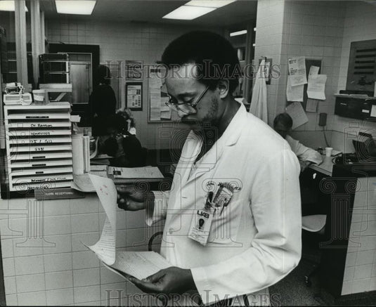 1982 Press Photo Doctor Ransom at work in emergency room at UAB's Hospital - Historic Images