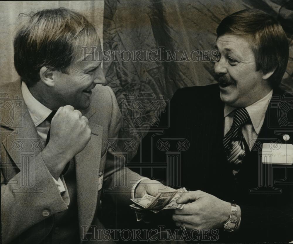 1978 Press Photo John Bassett and Larry Gordon Joking at Face-Off Meeting - Historic Images