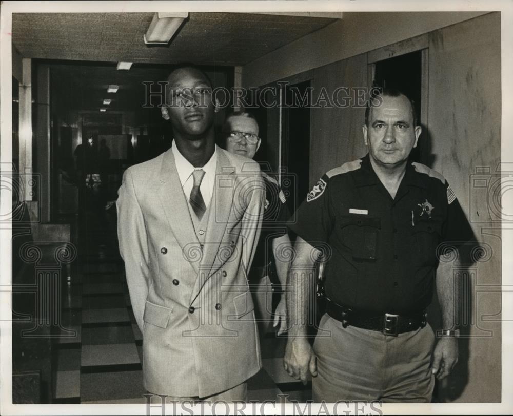 1985 Press Photo Kevin Watts, murder suspect escorted by bailiffs, Birmingham - Historic Images