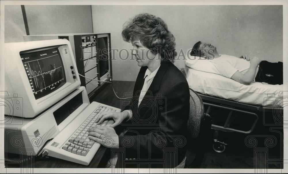 1987 Press Photo Lyn Cooper-Frederickson Reviews Data at Baptist Hospital - Historic Images