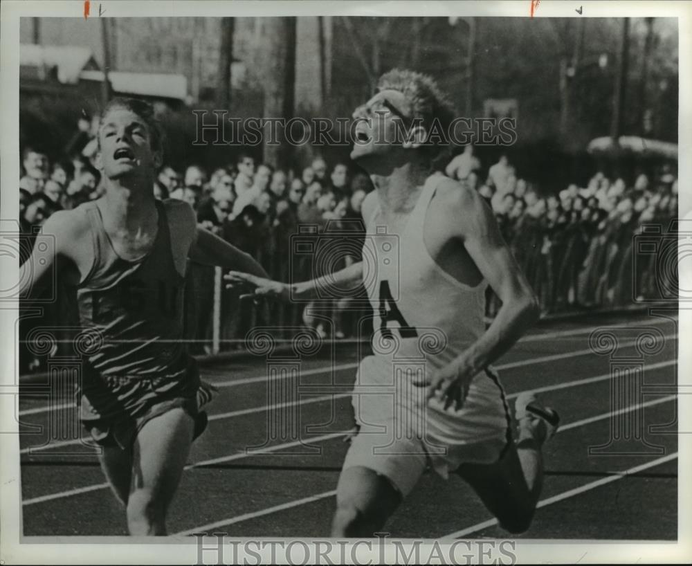 1980 Press Photo Jim Bentley, Ex-University of Alabama Track Star at Finish Line - Historic Images