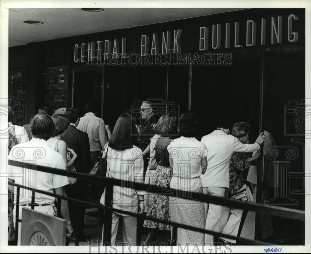 1979 Press Photo Crowds Outside of Central Bank, Birmingham, Alabama - abna20722 - Historic Images