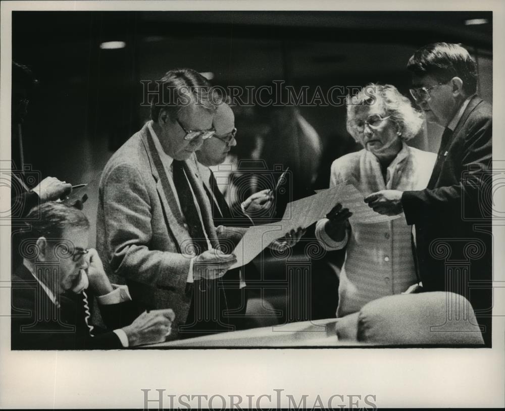 Press Photo Senator Jim Bennett with Colleagues at Session, Politics - Historic Images