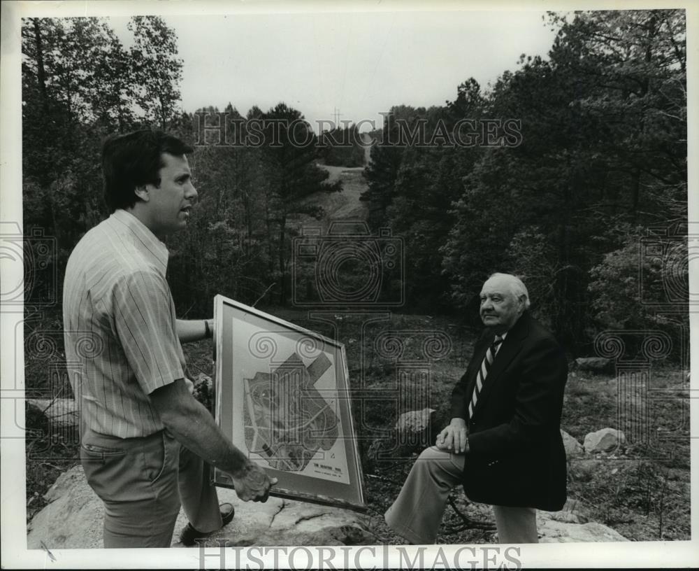 1981 Press Photo Planners with Drawing at Bradford Park in Birmingham, Alabama - Historic Images