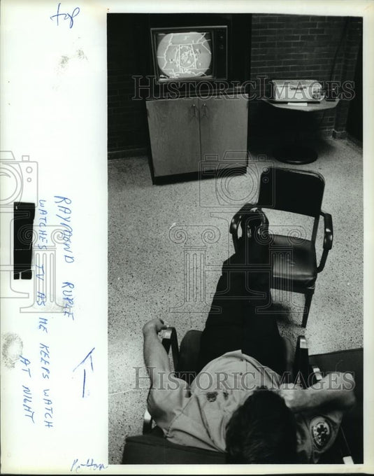 1979 Press Photo Raymond Ruple at Fire Department Station 16 in Birmingham - Historic Images