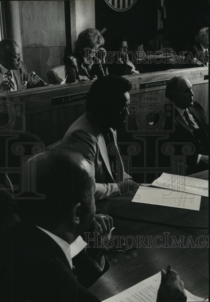 1984 Press Photo Betty Collins speaks at Birmingham, Alabama City Council - Historic Images