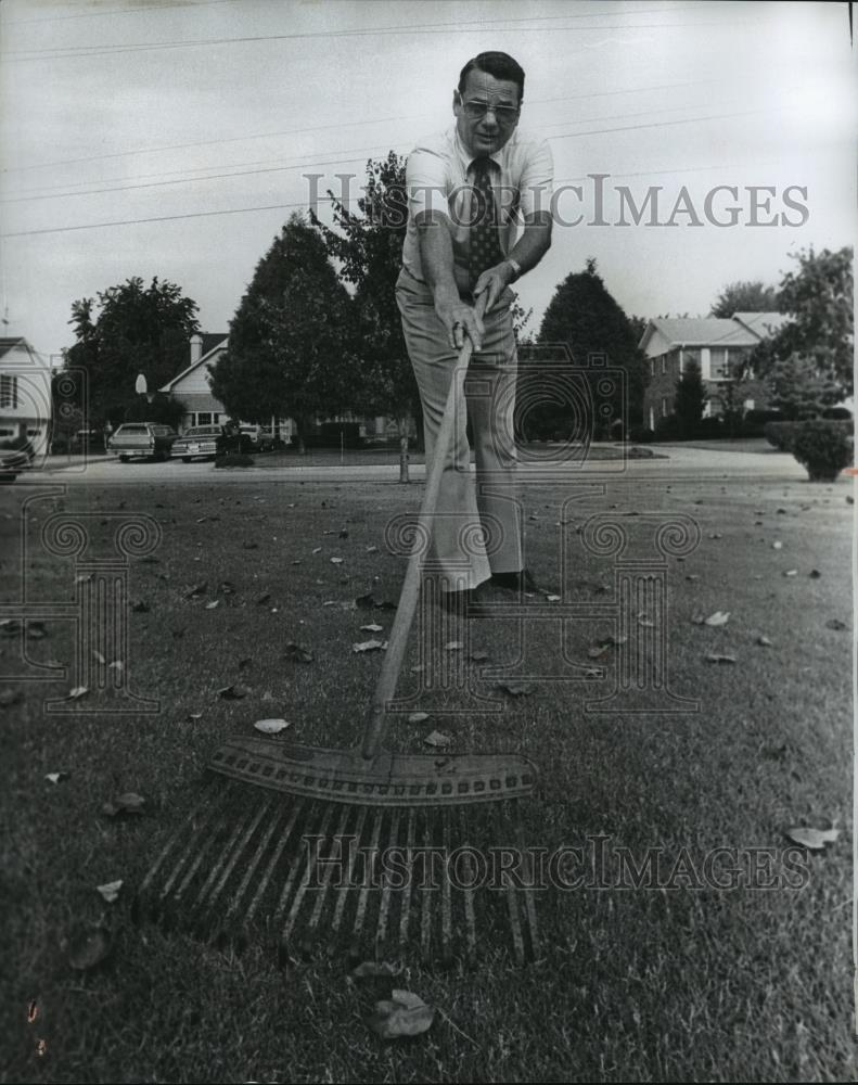 1978 Press Photo George Ward rakes his lawn in Birmingham - abna20932 - Historic Images