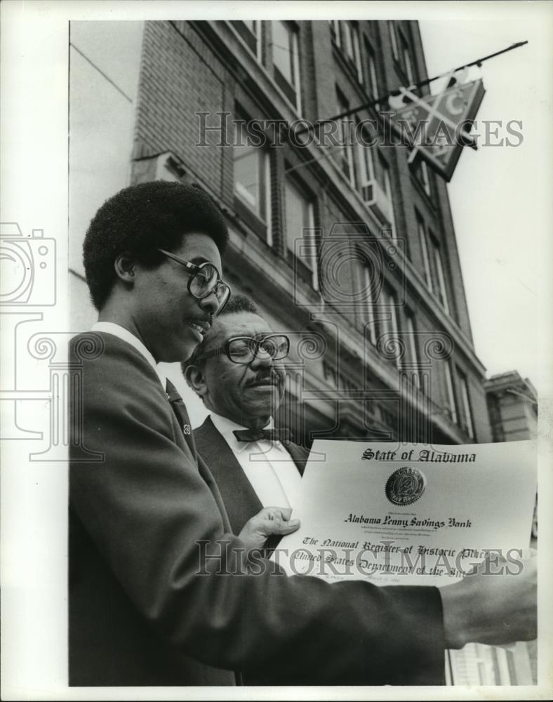1989 Press Photo Men in front of Alabama Penny Savings Bank, Birmingham - Historic Images