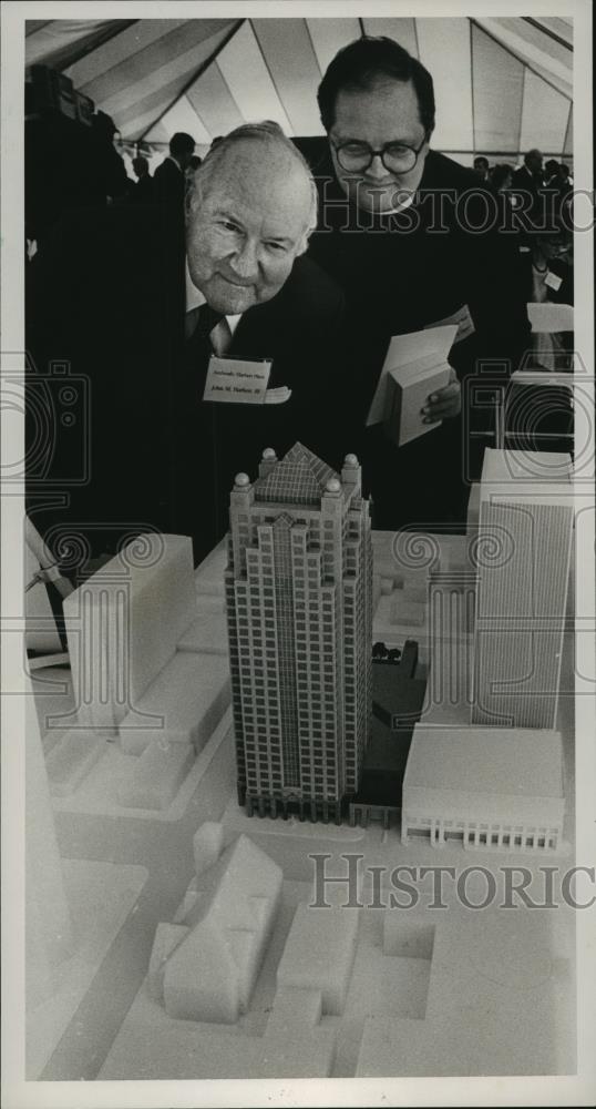 1987 Press Photo John Halbert looks at model of Amsouth Building Bank - Historic Images