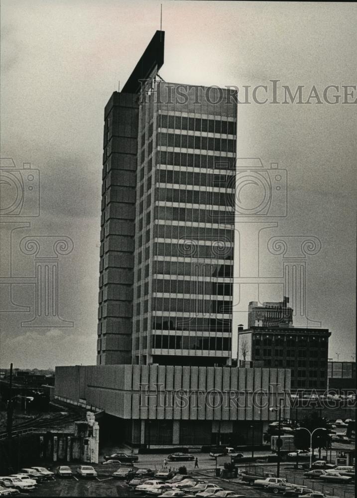 1983 Press Photo Bank for Savings building at 20th Street in Birmingham - Historic Images