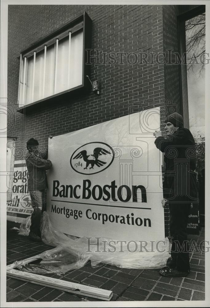 1988 Press Photo Workers put up sign at BancBoston on 6th Avenue in Birmingham - Historic Images