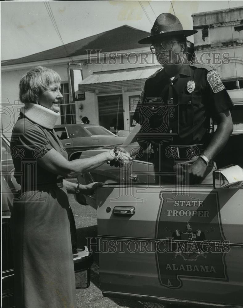 1980 Press Photo Correspondent Lib Bird thanks Trooper Charles Thomas, Alabama - Historic Images