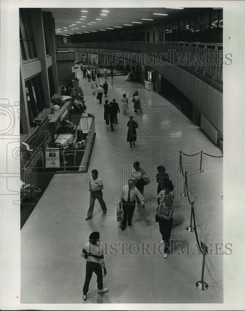 1986 Press Photo People walk inside Birmingham's airport terminal - abna20977 - Historic Images