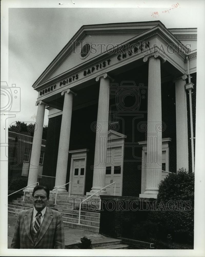 1980 Press Photo Dr. Elmer Foust by Berney Points Baptist Church, Birmingham - Historic Images